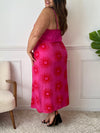 Éclatante et audacieuse, cette jupe longue rose fuchsia se distingue par ses motifs soleil rouges, ses boutons délicats sur toute la longueur et sa fente sur l’avant. Une pièce pleine de caractère, idéale pour illuminer vos tenues avec style et originalité.