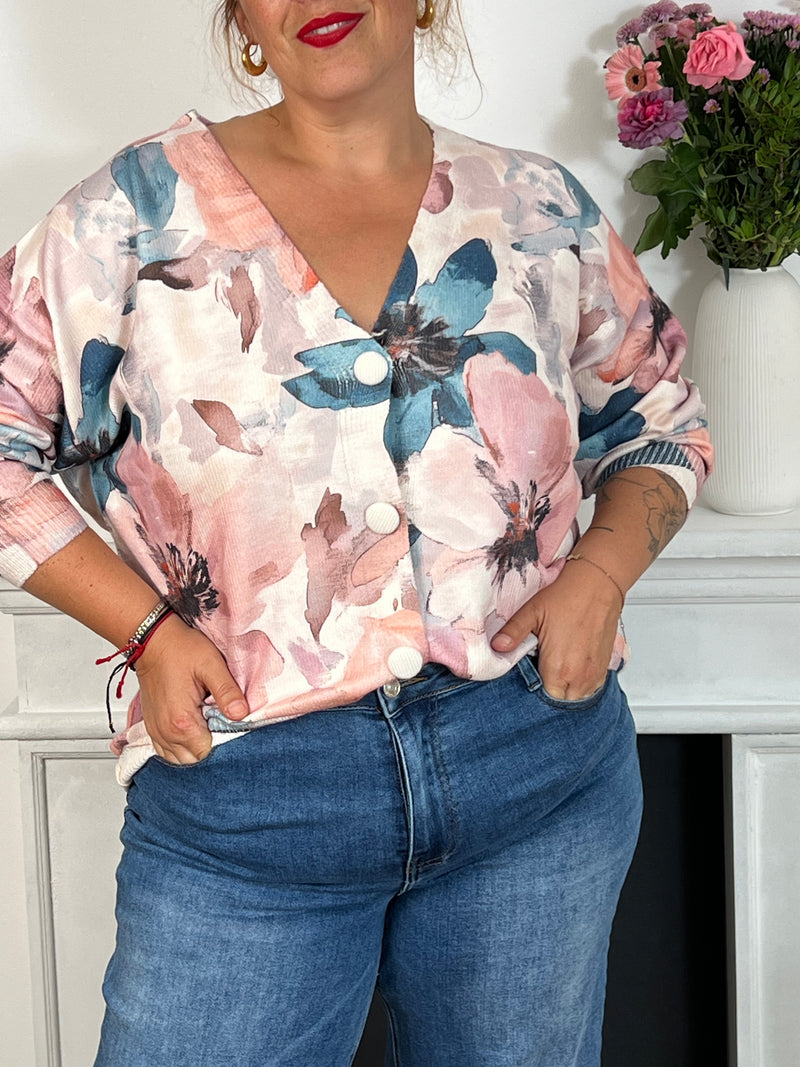 Ce gilet fleuri grande taille Patricia offre une coupe confortable avec ses manches longues et son col en V flatteur. Ses boutons sur toute la longueur facilitent l’enfilage, tandis que le motif floral coloré apporte une touche de gaieté à vos tenues.