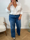Découvrez le jean super wide leg Elvera, conçu pour allier confort et style. Avec ses deux poches à l'avant et à l'arrière, il offre praticité au quotidien. Sa fermeture à boutons et ses passants pour ceinture assurent un ajustement parfait, mettant en valeur votre silhouette tout en vous laissant libre de vos mouvements.&nbsp;