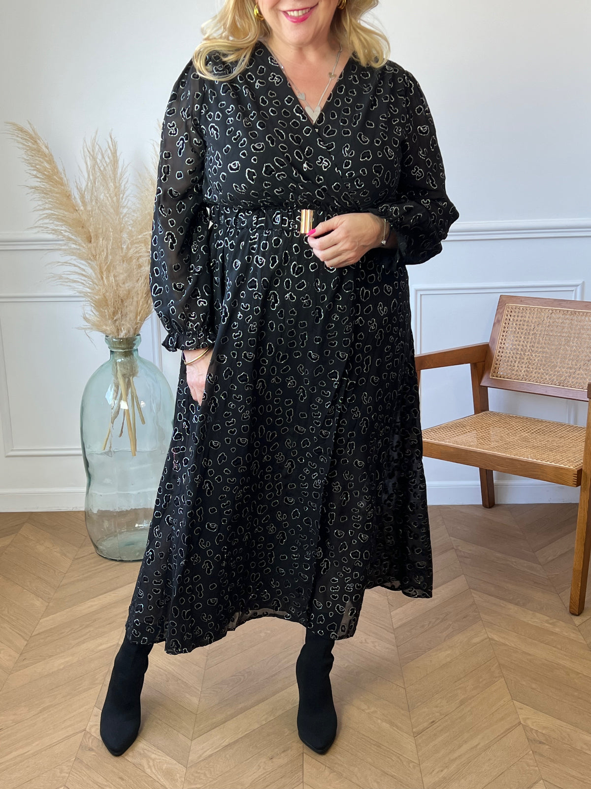 Découvrez notre robe longue noire à motifs pour femme "Kassia". Avec son imprimé léopard, cette robe ajoutera une touche de style et de sophistication à n'importe quelle tenue. Confortable et élégante, cette robe est parfaite pour toutes les occasions. Ajoutez-la à votre collection dès aujourd'hui !