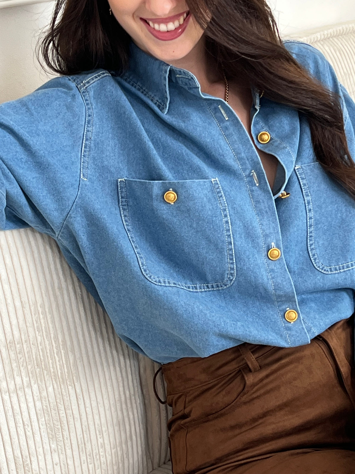 La chemise Olaya en denim bleu allie style et praticité. Avec ses manches longues, son col chemise et ses deux poches poitrine, elle s'adapte à tous vos looks. Les boutons dorés ajoutent une touche d'élégance à ce basique incontournable.