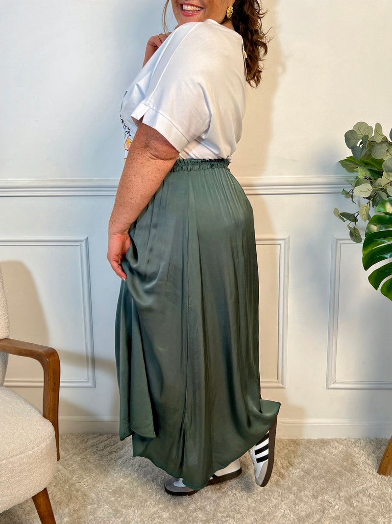 Une jupe longue en satin d'un vert raffiné, enveloppant avec élégance et fluidité, idéale pour ajouter une touche de sophistication à votre tenue. Parfaite pour les soirées spéciales ou les événements formels, cette jupe vous assure un look distingué.