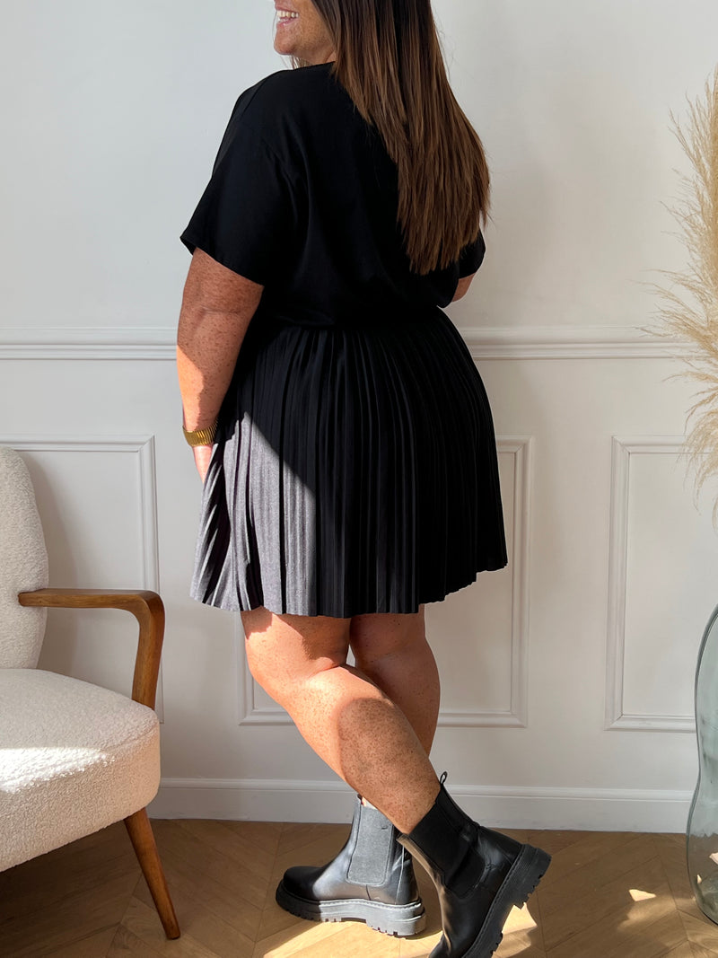 Adoptez le confort avec ce tee-shirt grande taille noir, orné d’une inscription "Amour". Ses manches courtes et son col rond offrent une coupe agréable qui s’adapte parfaitement à votre silhouette.