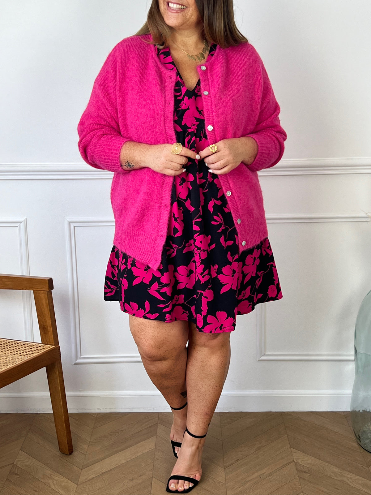 Cette robe noire et fuchsia Curve : Rosila est à la fois élégante et audacieuse. Avec sa coupe courte et son motif fleur, elle est parfaite pour une soirée spéciale ou une journée décontractée. Le contraste du noir et du fuchsia apportera une touche de couleur à votre garde-robe, faisant de cette robe un véritable statement piece.