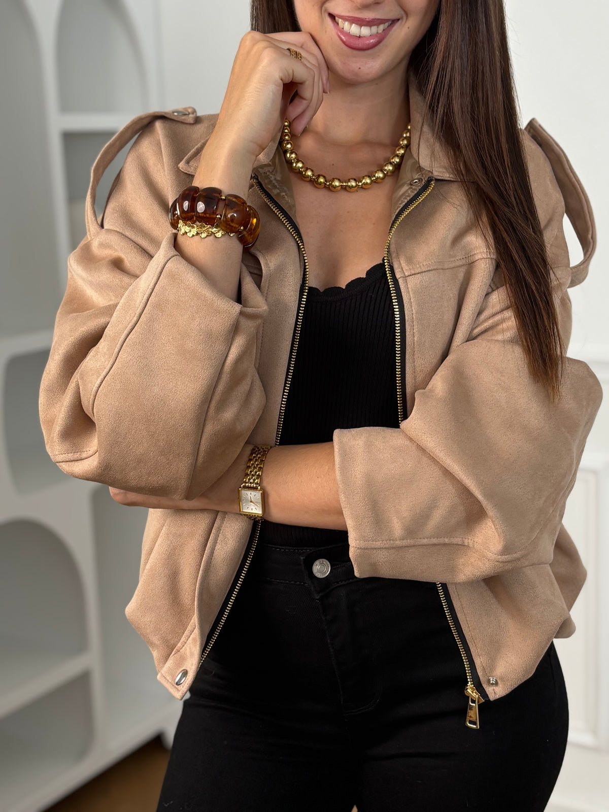 Cette veste courte style bombers se décline dans une teinte beige chaleureuse et tendance. Avec sa coupe moderne et son esprit casual-chic, elle apporte une touche de caractère à toutes vos tenues. Légère et polyvalente, elle se porte aussi bien au quotidien que pour compléter un look plus travaillé.