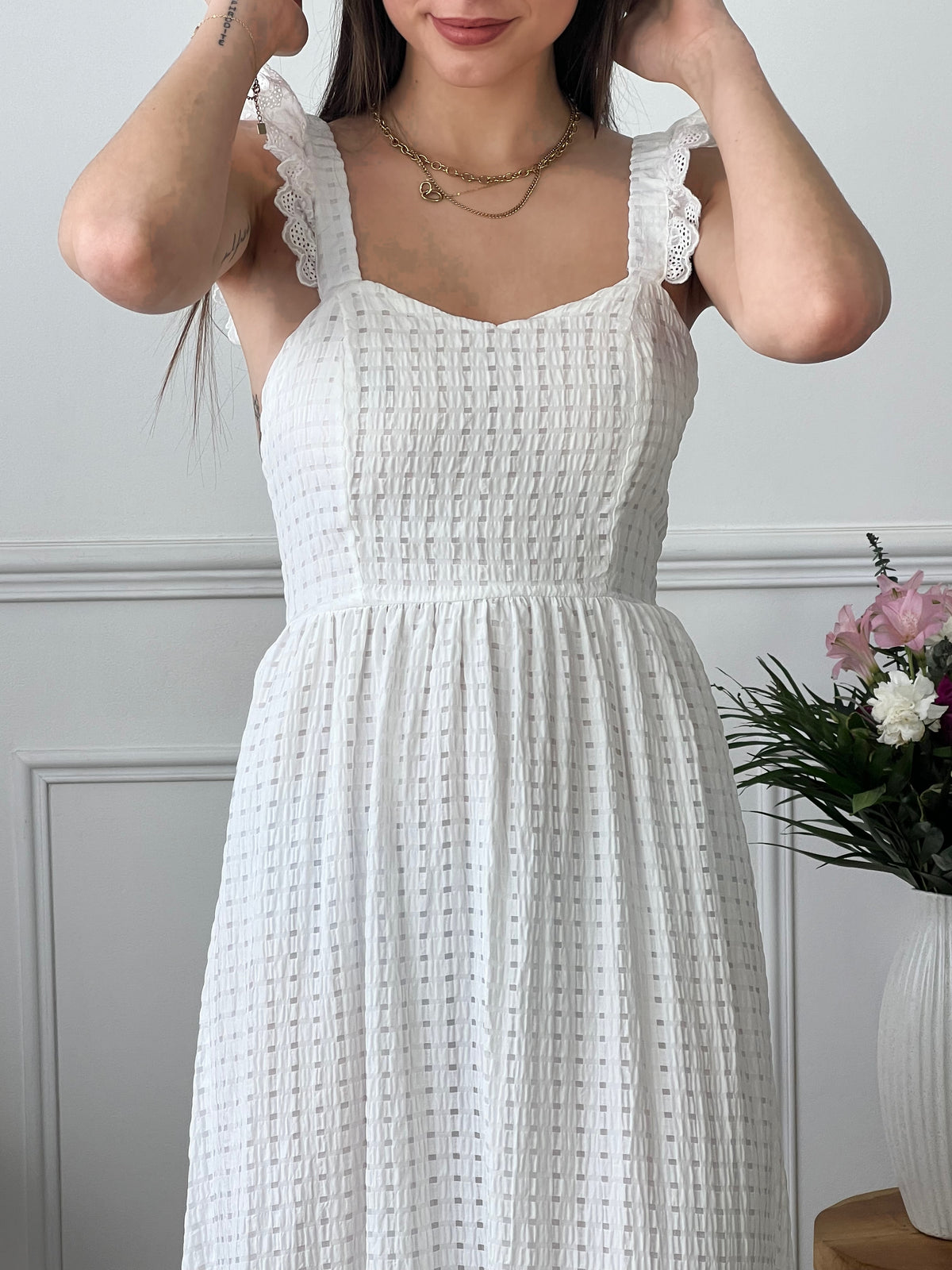 Découvrez la beauté et l'élégance de la robe longue écrue Zely ! Avec son dos nu et ses volants aux épaules brodés, cette robe longue est parfaite pour les occasions spéciales. Profitez du style et du confort pour être la plus belle de la soirée !