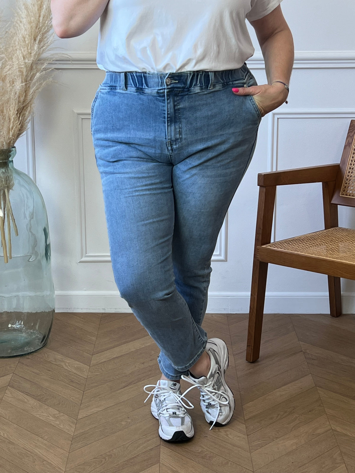 Le jean basique bleu incarne l'essence intemporelle du style décontracté. Avec sa teinte indigo classique et sa coupe polyvalente, il devient le compagnon fidèle de toute garde-robe. Confortable, durable et toujours à la mode.