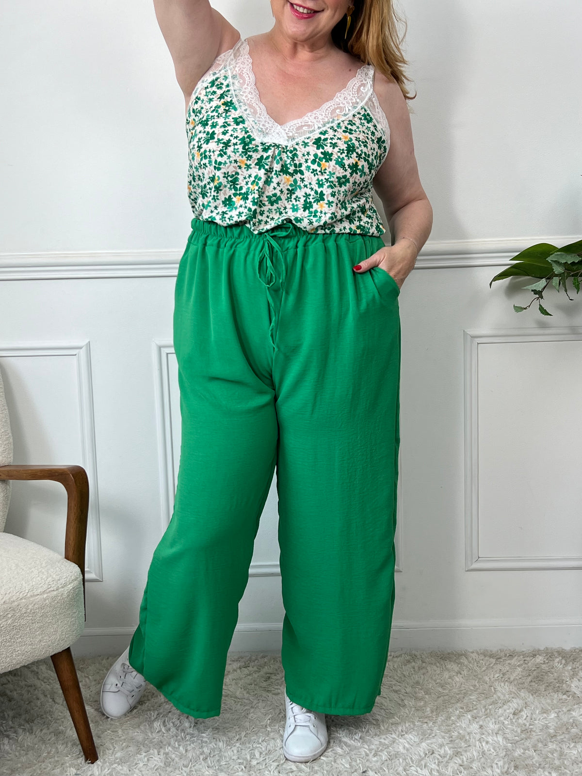 Impossible de résister à ce top écru tout en délicatesse, parsemé de jolies fleurs vertes et rehaussé d’un col V en dentelle ton sur ton. Féminin, léger et raffiné, il apporte une touche romantique à n’importe quel look.
