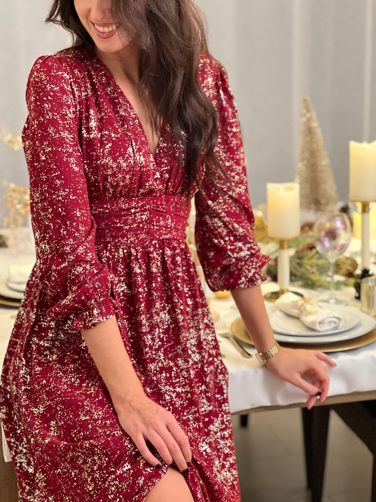 Robe longue festive Malina en bordeaux, parfaite pour vos occasions spéciales. Dotée de manches longues ornées de volants délicats, elle offre une silhouette élégante et féminine.