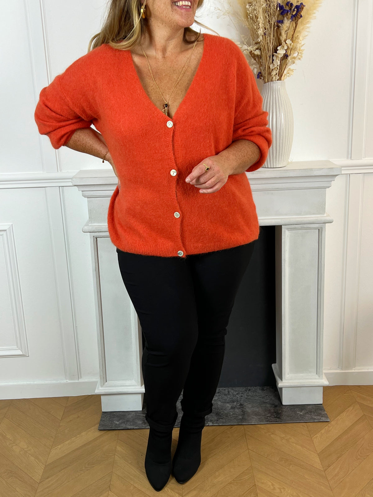 Gilet orange grande taille femme Gilet manches longues Col V Boutons sur la longueur Couleur : orange Composition : 35% Acrylique, 35% Nylon, 30% bébé Alpaga Made in Italie