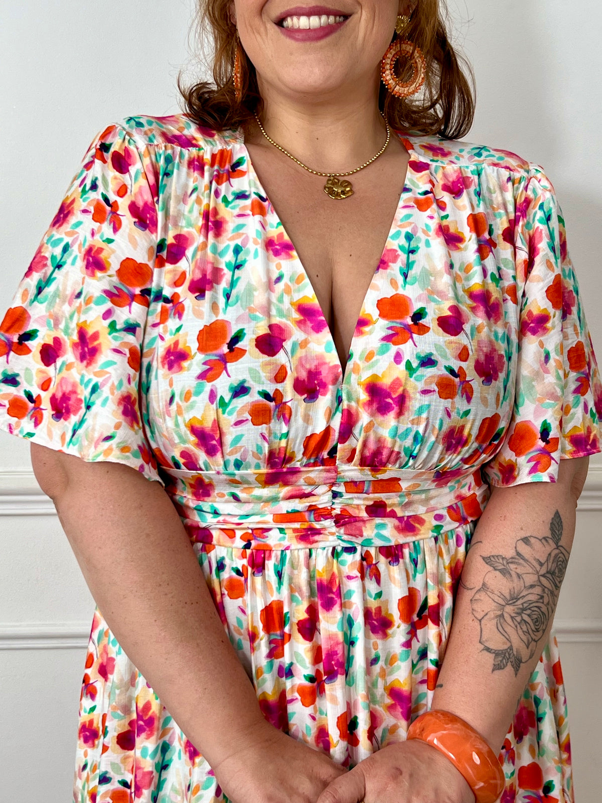 Robe longue colorée à motif floral grande taille femme – Féminine et confortable, cette robe à manches courtes et col V met en valeur la silhouette. Sa taille élastique au dos assure un bon maintien. Avec ses motifs floraux dans des tons rose, orange, bleu, violet, vert, jaune et écru, elle apporte une touche de fraîcheur et de gaieté