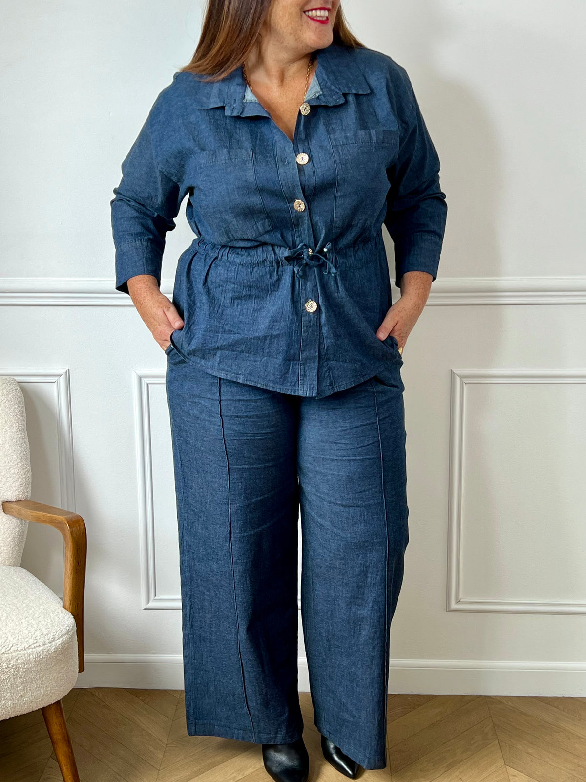 Pantalon à coupe droite effet jean bleu, alliant confort et allure décontractée. Une pièce polyvalente, idéale pour composer des looks casual ou plus habillés selon vos envies.