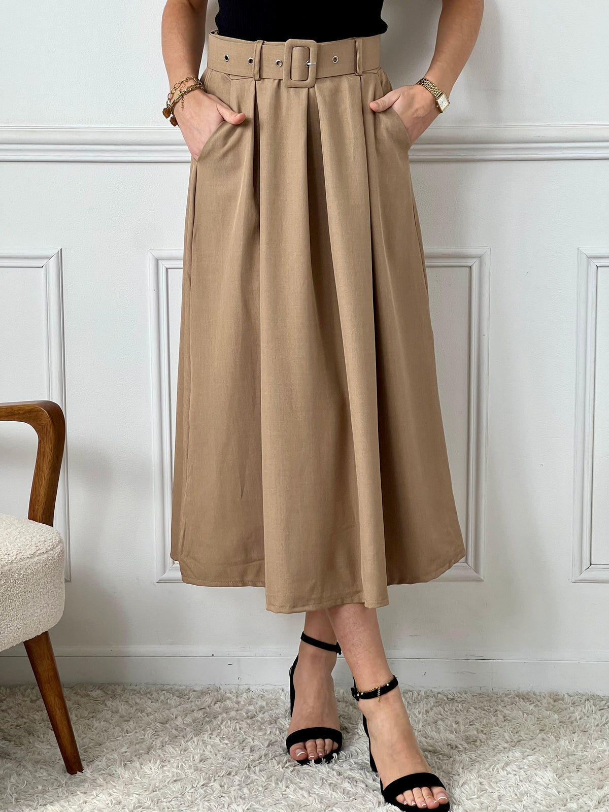 Adoptez un look élégant et confortable avec notre Jupe camel : Prune ! Cette jupe longue de couleur camel est dotée de 2 poches latérales pratiques, d'une taille élastique pour un ajustement parfait et d'une ceinture amovible pour une touche de style.&nbsp;