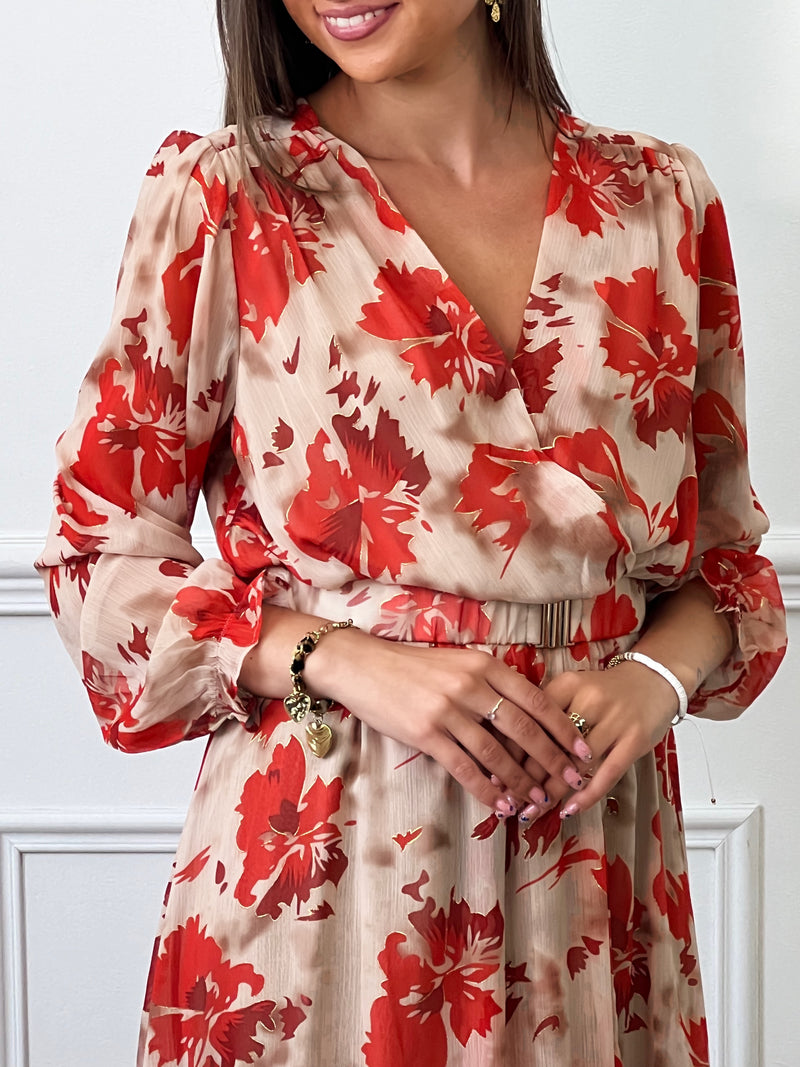 Une robe longue beige, sublimée par des motifs délicats en rouge et doré, qui apportent une touche de sophistication et de raffinement. Sa coupe fluide et élégante crée une silhouette gracieuse, idéale pour les occasions spéciales ou les sorties estivales.