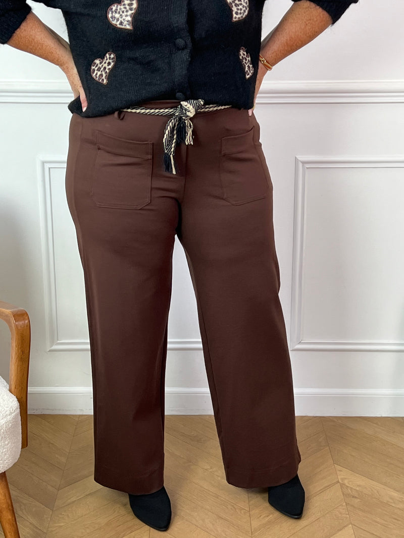 Ce pantalon marron grande taille pour femme est conçu pour allier confort et style. Sa coupe droite élégante en fait un choix polyvalent pour toutes les occasions. Doté d’un élastique à l'arrière de la taille, il assure un ajustement parfait et un grand confort tout au long de la journée. La ceinture amovible permet de varier les styles, tandis que les deux poches à l’avant ajoutent une touche pratique. Dans sa teinte marron chaleureuse, ce pantalon est idéal pour créer des tenues à la fois décontractées et