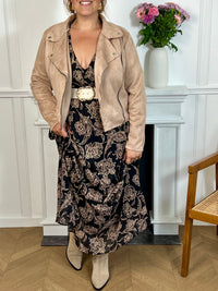 Ce perfecto beige grande taille, modèle Calista, allie élégance et confort. Ses manches longues et son col revers apportent une touche classique, tandis que la fermeture éclair et les boutons argentés ajoutent un détail raffiné.