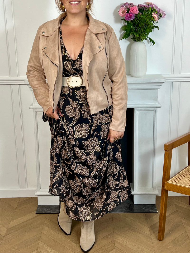 Ce perfecto beige grande taille, modèle Calista, allie élégance et confort. Ses manches longues et son col revers apportent une touche classique, tandis que la fermeture éclair et les boutons argentés ajoutent un détail raffiné.