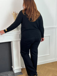 Découvrez notre Pull noir Curve : Elyne, spécialement conçu pour les femmes grandes tailles. Les manches longues et la matière douce offrent un confort optimal, tandis que le col montant ajoute une touche élégante.