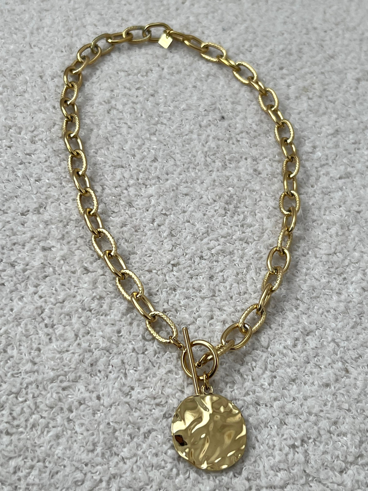 Collier doré : Cella