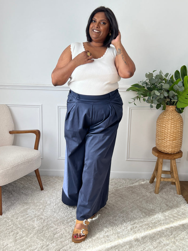 Chic et ultra confortable, ce pantalon très ample bleu marine allie élégance fluide et aisance au quotidien. Son dos élastiqué s’ajuste en douceur à la taille pour un porté parfait, sans compromis sur le style.