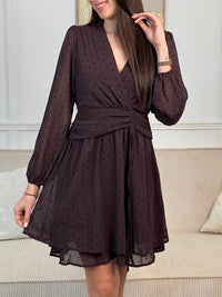 Douce et pétillante, cette robe marron à pois séduit par son allure rétro et féminine. Légère et élégante, elle offre une touche de charme intemporel à ton look du quotidien.