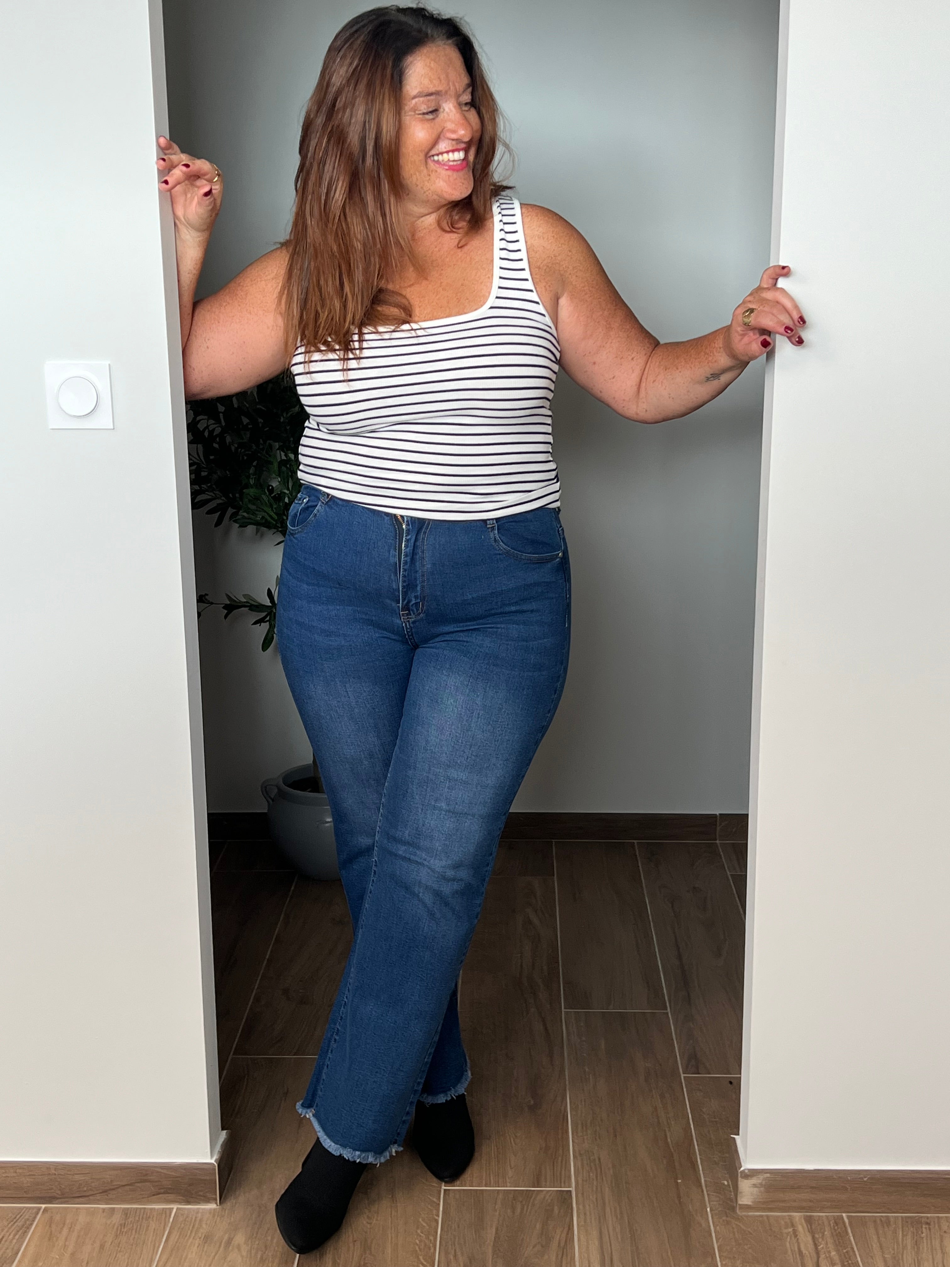 Jean bleu coupe evasee avec effet dechire grande taille femme Loicia