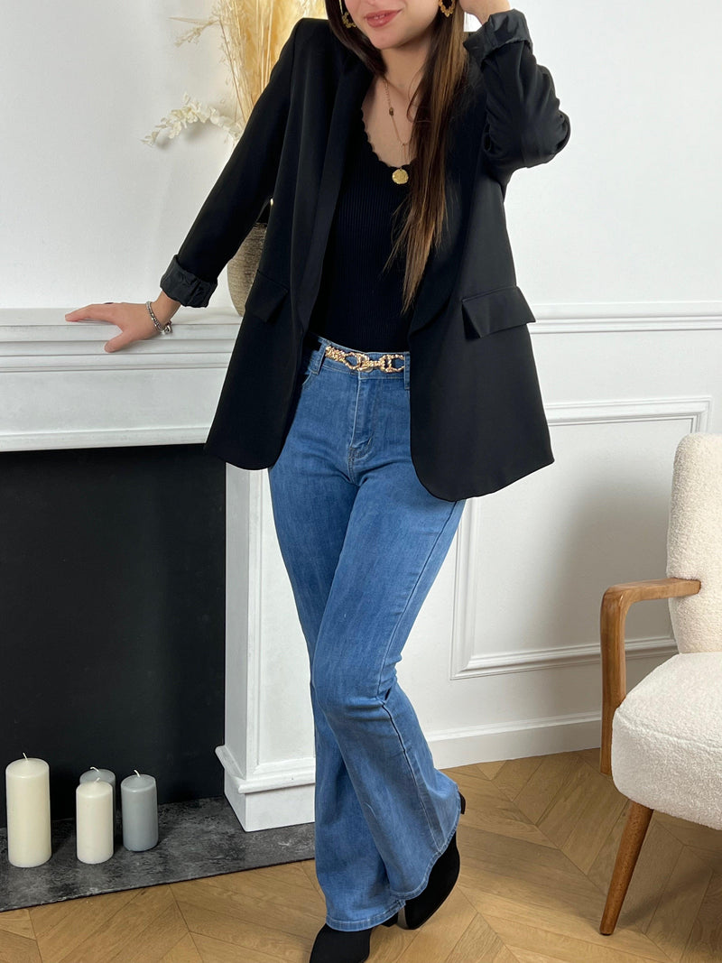 Le jean bleu évasé est un must-have de la garde-robe de toute femme. Il est chic et élégant, mais peut aussi être décontracté et confortable.