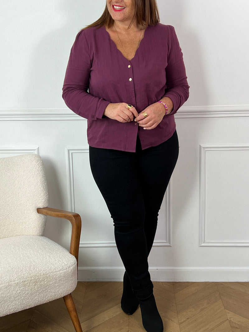 Une chemise à manches longues en gaze de coton violet grande taille, parfaite pour allier confort et style. Son col V festonné ajoute une touche délicate et féminine, tandis que la texture légère et douce du tissu assure une sensation agréable sur la peau. Idéale pour créer une tenue élégante tout en restant décontractée, cette chemise se distingue par son charme naturel et son allure intemporelle.