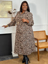 Robe longue léopard au charme irrésistible. Son tombé fluide et sa ceinture amovible permettent d’adapter le style selon tes envies : ajustée pour une allure élégante ou portée libre pour un look plus décontracté. Un incontournable sauvage et tendance.