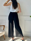 Léger et élégant, ce pantalon plissé noir séduit par sa coupe fluide et sa teinte chaude. Parfait pour une silhouette allongée et un style tout en douceur.