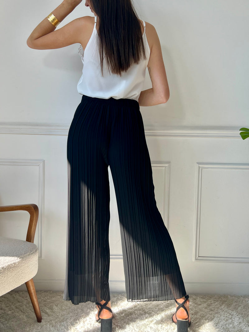 Léger et élégant, ce pantalon plissé noir séduit par sa coupe fluide et sa teinte chaude. Parfait pour une silhouette allongée et un style tout en douceur.
