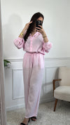 Affichez votre style unique avec la chemise Jolina rose en gaz de coton pour femme ! Avec des manches longues et un col chemise, cette chemise est à la fois chic et décontractée. Cette chemise vous offrira un confort inégalable.