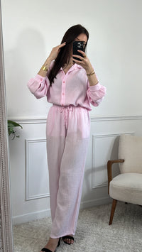 Affichez votre style unique avec la chemise Jolina rose en gaz de coton pour femme ! Avec des manches longues et un col chemise, cette chemise est à la fois chic et décontractée. Cette chemise vous offrira un confort inégalable.