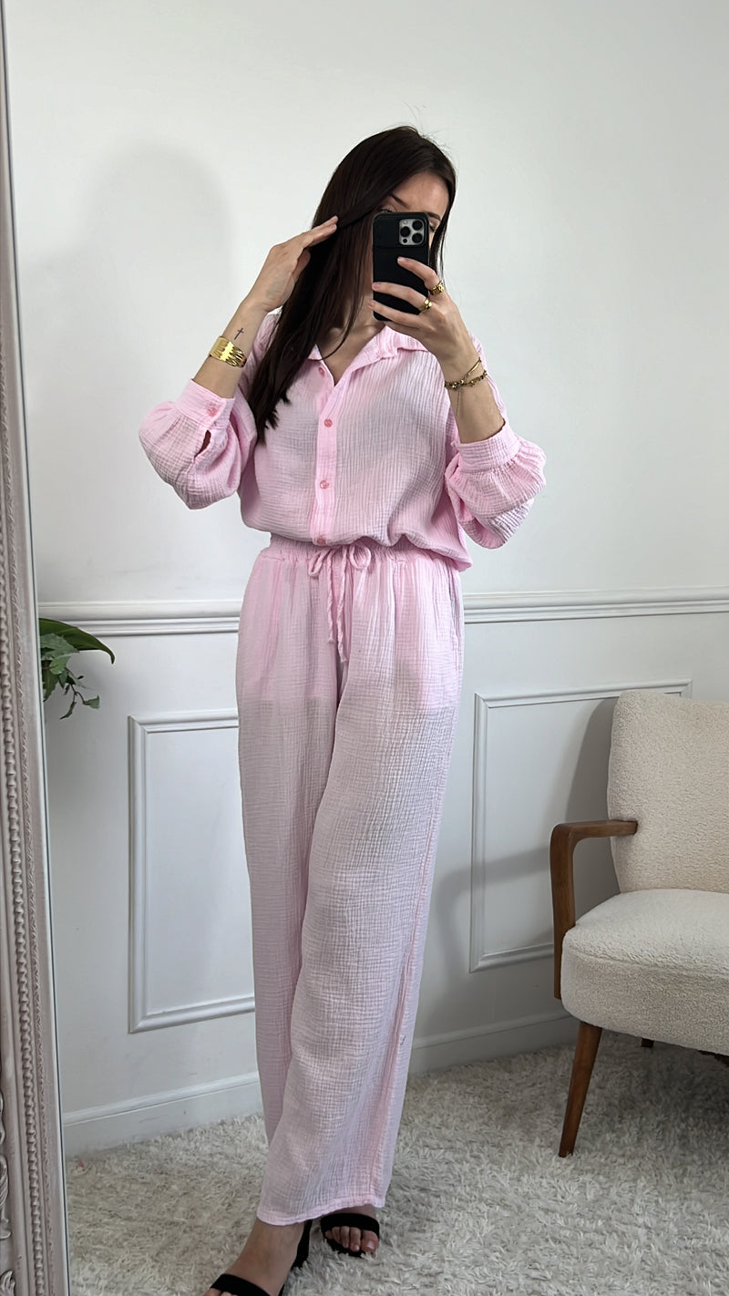 Affichez votre style unique avec la chemise Jolina rose en gaz de coton pour femme ! Avec des manches longues et un col chemise, cette chemise est à la fois chic et décontractée. Cette chemise vous offrira un confort inégalable.