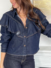 Chemise courte bleu brut pour femme, confectionnée en 100 % coton pour un confort naturel. Dotée de manches longues, d’un col chemise et de jolis volants sur le devant, elle offre un style à la fois féminin et moderne. Ses boutons ton sur ton et ses coutures camel apportent une touche raffinée et tendance.
