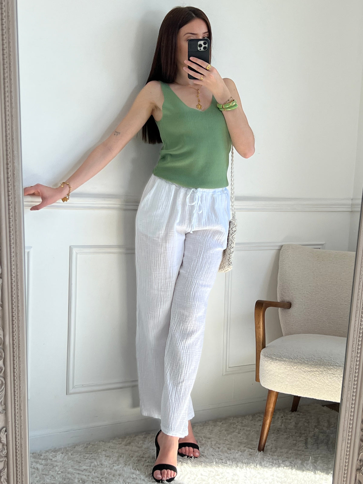 Adoptez le pantalon écru Jolina en gaze de coton. Sa coupe large et sa taille élastique offrent un confort optimal.