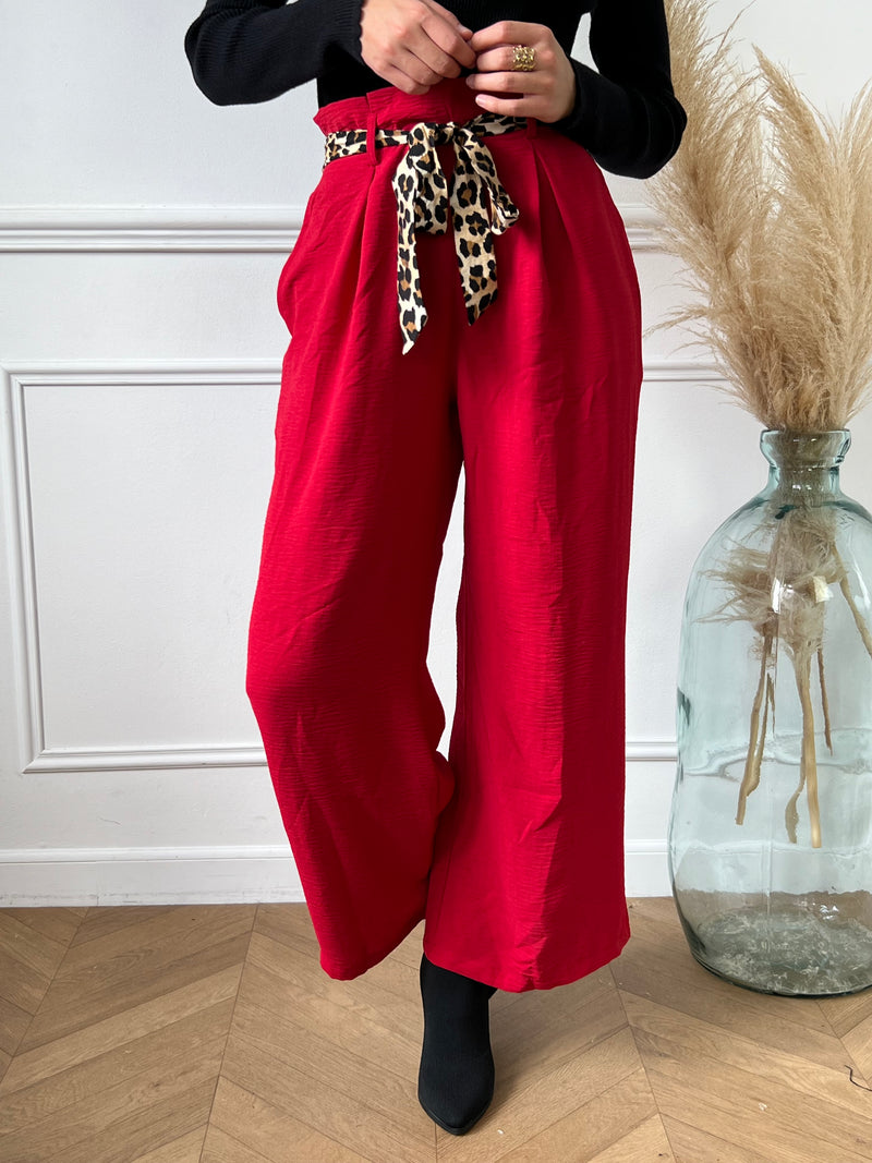 Le pantalon fluide rouge Alanis est un incontournable pour votre garde-robe. Avec une taille haute confortable et élastique au dos, ce pantalon large vous assure un ajustement parfait. La ceinture amovible ajoute une touche de peps à votre tenue.