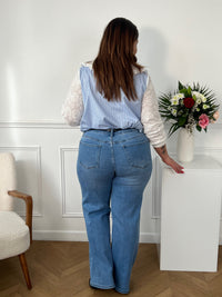 Profitez du style classique et confortable du jean évasé Curve : Mahé. Avec sa taille haute , ses deux poches pratiques et sa fermeture avec bouton, ce jean large femme offre un look tendance et décontracté.