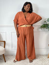 La combinaison Savanah terracotta grande taille allie confort et élégance avec son col cache-cœur, ses manches courtes et son élastique à la taille. Pratique avec ses poches latérales et son ouverture dos à bouton, elle vous met en valeur avec douceur.