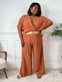 La combinaison Savanah terracotta grande taille allie confort et élégance avec son col cache-cœur, ses manches courtes et son élastique à la taille. Pratique avec ses poches latérales et son ouverture dos à bouton, elle vous met en valeur avec douceur.