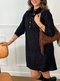 Cette robe courte noire, modèle Cora, allie élégance et confort. Ses manches longues et son col chemise apportent une touche sophistiquée, tandis que les boutons au col et aux manches accentuent son style raffiné.