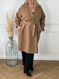 Apportez une touche d'élégance à votre garde-robe avec notre Trench camel grande taille pour femme, porté avec ses deux poches latérales et ses boutons sur la longueur. Son col reverse et sa légèreté en font un choix parfait pour une tenue raffinée. Commandez le vôtre dès maintenant !