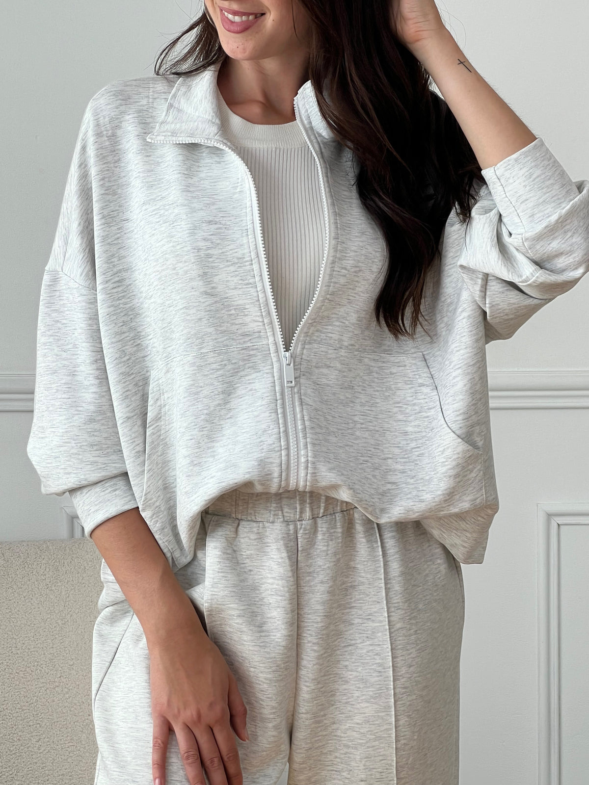 Ce sweat gris Eloise allie confort et praticité avec ses manches longues resserrées, son col rond agréable et ses deux poches latérales idéales pour garder vos petits essentiels à portée de main. Sa fermeture zip facilite l’enfilage, tandis que la coupe ajustée aux manches assure une tenue confortable au quotidien.