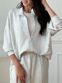 Ce sweat gris Eloise allie confort et praticité avec ses manches longues resserrées, son col rond agréable et ses deux poches latérales idéales pour garder vos petits essentiels à portée de main. Sa fermeture zip facilite l’enfilage, tandis que la coupe ajustée aux manches assure une tenue confortable au quotidien.