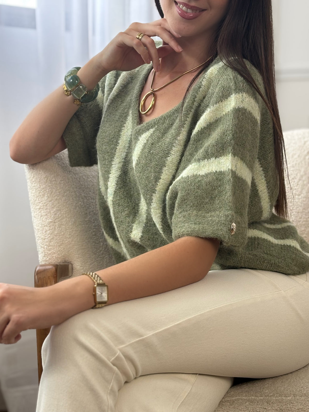 Original et tendance, ce pull vert à rayures séduit par son style frais et moderne. Confectionné à manches courtes, il est agrémenté de jolis boutons qui apportent une touche de caractère et de raffinement à cette pièce facile à porter au quotidien.