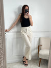 Apportez une touche d'élégance à votre tenue avec le pantalon beige tailleur Salome ! Avec sa coupe droite et ses passants pour ceinture, il épouse vos courbes de manière flatteuse. Ses 2 poches à l'avant et son élastique au dos vous offrent un confort optimal pour éblouir en toute occasion. À porter avec le blazer Salome pour un look parfait