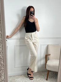 Apportez une touche d'élégance à votre tenue avec le pantalon beige tailleur Salome ! Avec sa coupe droite et ses passants pour ceinture, il épouse vos courbes de manière flatteuse. Ses 2 poches à l'avant et son élastique au dos vous offrent un confort optimal pour éblouir en toute occasion. À porter avec le blazer Salome pour un look parfait
