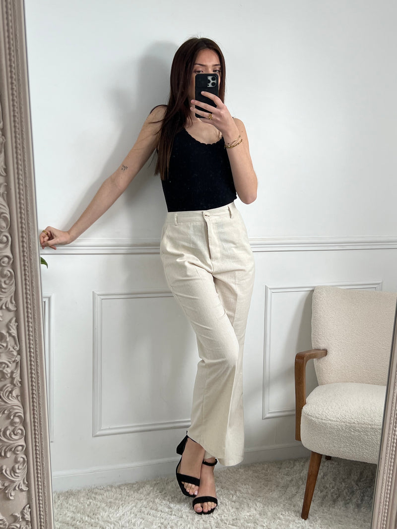 Apportez une touche d'élégance à votre tenue avec le pantalon beige tailleur Salome ! Avec sa coupe droite et ses passants pour ceinture, il épouse vos courbes de manière flatteuse. Ses 2 poches à l'avant et son élastique au dos vous offrent un confort optimal pour éblouir en toute occasion. À porter avec le blazer Salome pour un look parfait