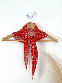 Découvrez notre foulard Elowena, une pièce incontournable pour sublimer vos tenues. Confectionné en coton doux et respirant, il arbore un magnifique motif floral aux teintes éclatantes rouge, verte et écru. Portez-le autour du cou, en ceinture ou en accessoire cheveux pour exprimer votre style avec élégance et couleur.