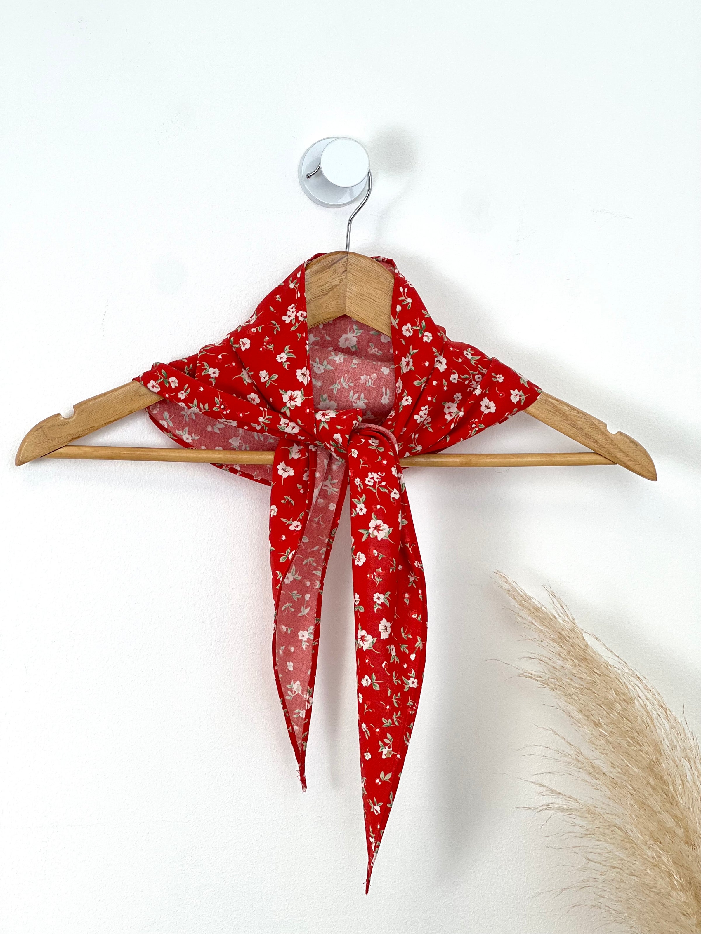 Découvrez notre foulard Elowena, une pièce incontournable pour sublimer vos tenues. Confectionné en coton doux et respirant, il arbore un magnifique motif floral aux teintes éclatantes rouge, verte et écru. Portez-le autour du cou, en ceinture ou en accessoire cheveux pour exprimer votre style avec élégance et couleur.